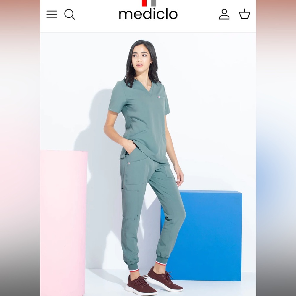 Mediclo Scrub Set size small top size med pants